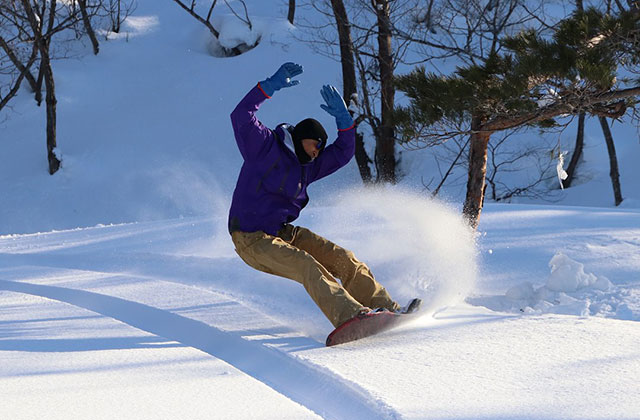 雪山に行こう!雪原スノーシューハイク&雪板ライドツアー
