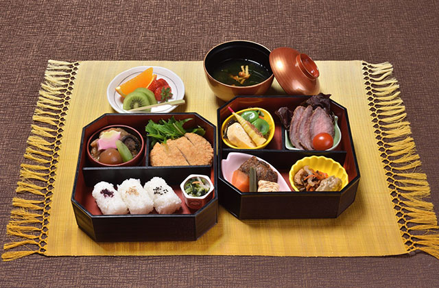 舟運で栄えた商家「旧丸大扇屋」茅葺屋根の燻蒸作業風景見学と舟運ランチ